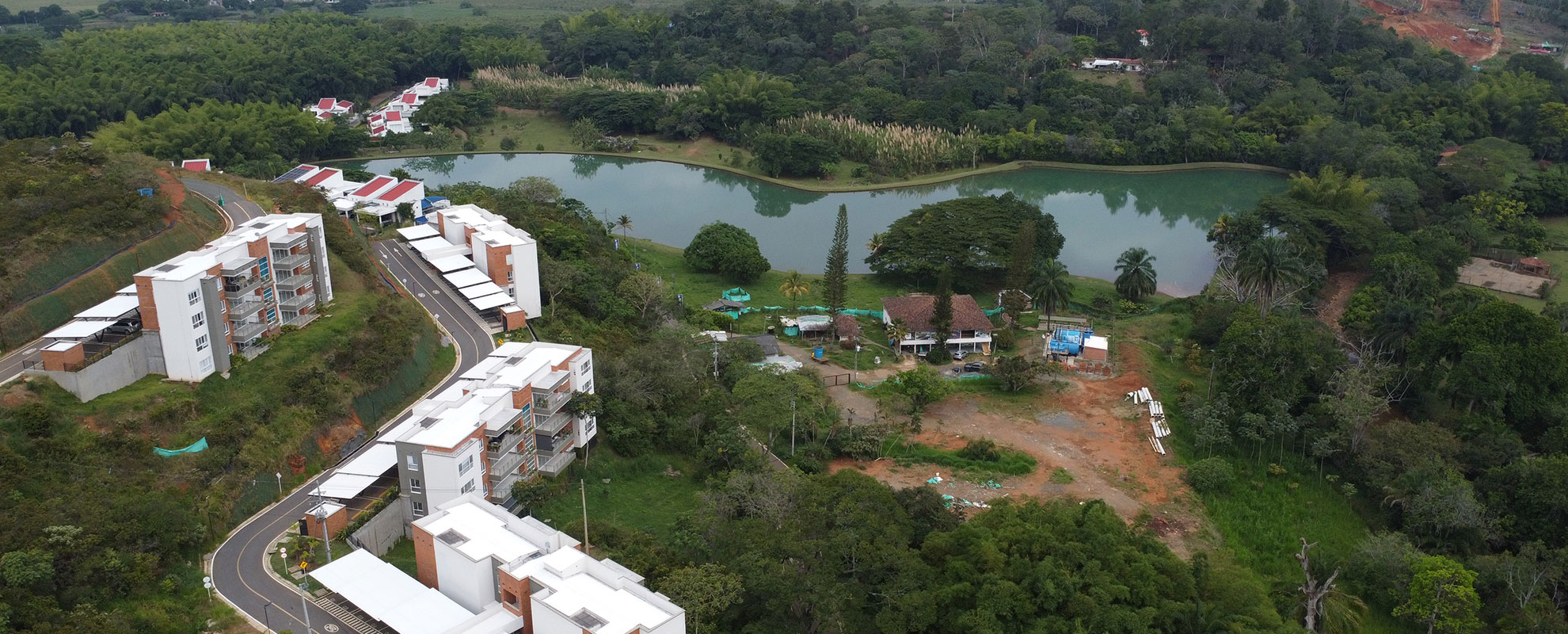 Vista de Océano Verde y el lago